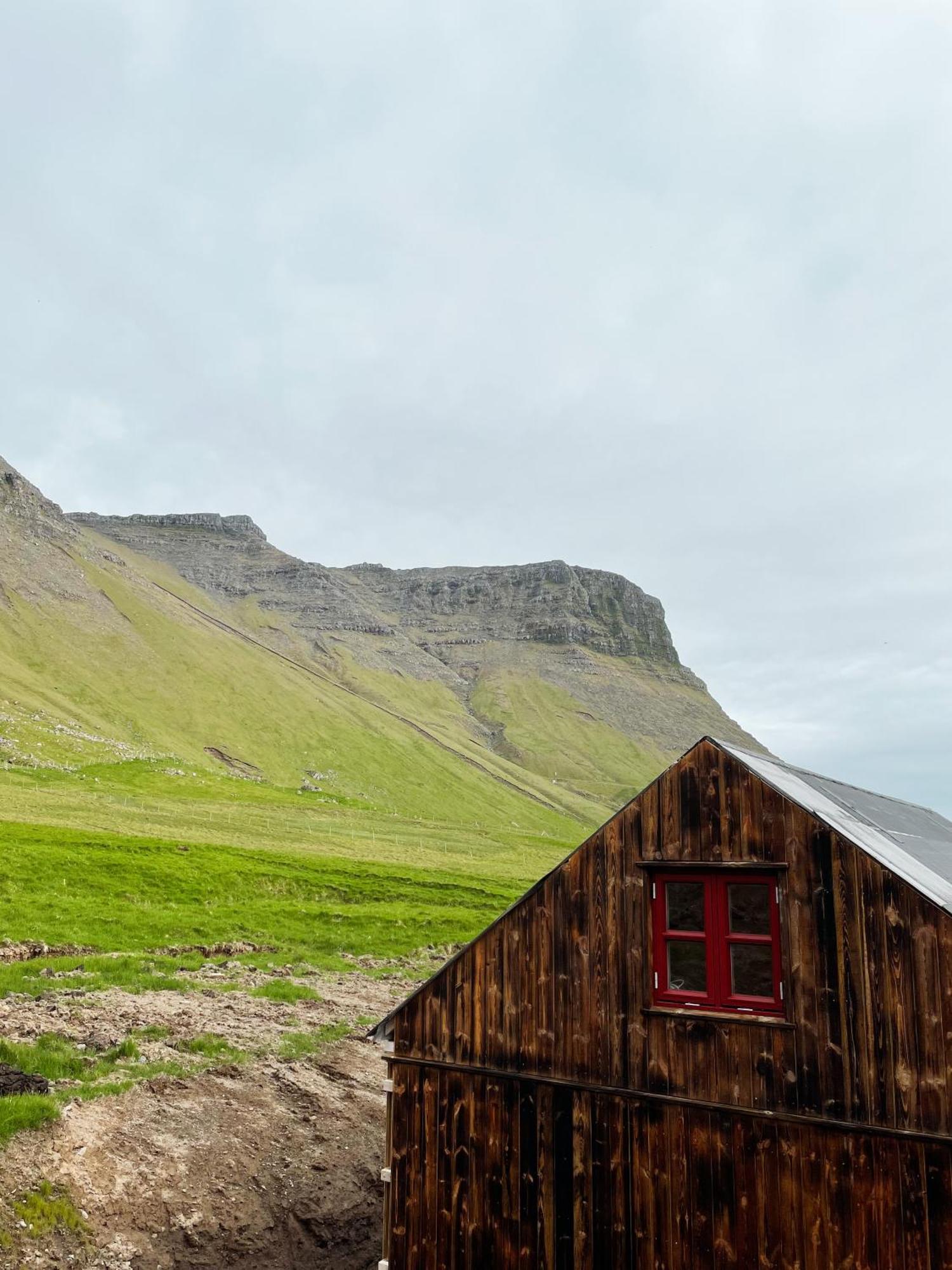 Mulafossur Cottages By Famous Waterfall In Gasadalur الغرفة الصورة